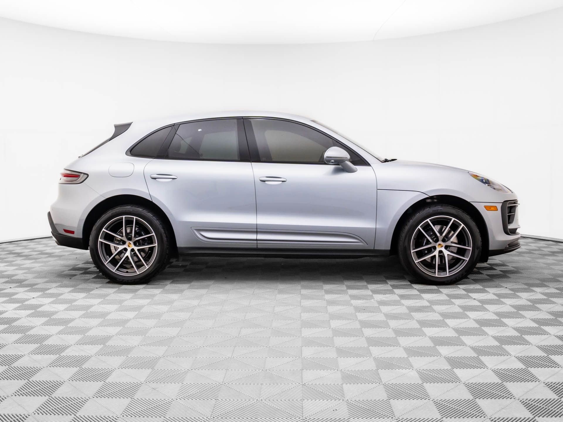 Used 2022 Porsche Macan S w/ Premium Package image 6