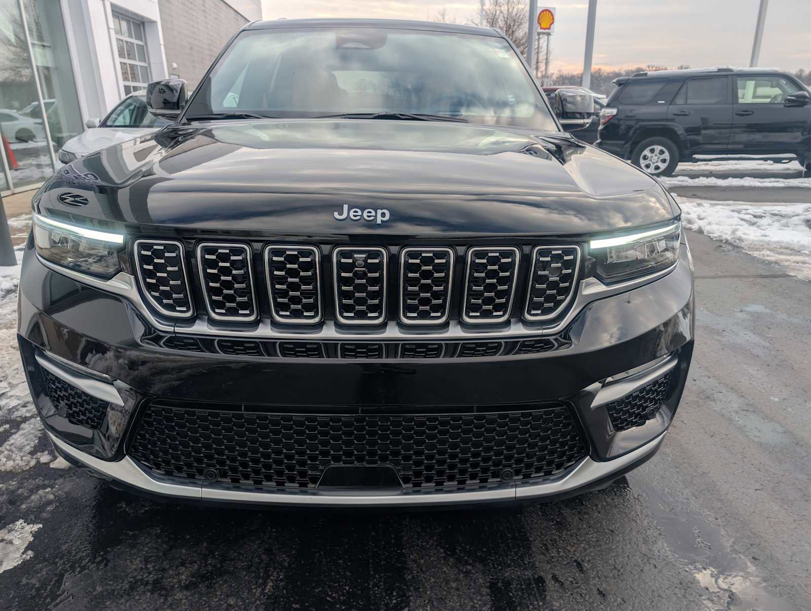 Used 2024 Jeep Grand Cherokee Summit w/ Advanced Protech Group IV image 2