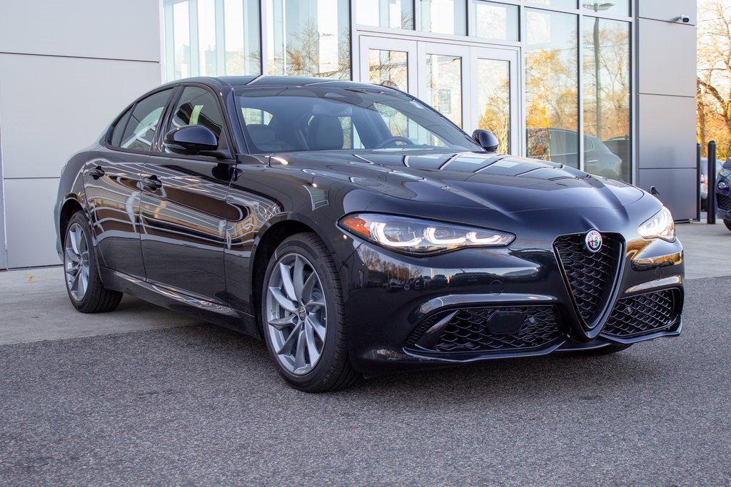 Used 2025 Alfa Romeo Giulia AWD image 3