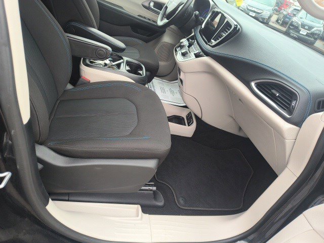 Used 2021 Chrysler Pacifica Touring image 17