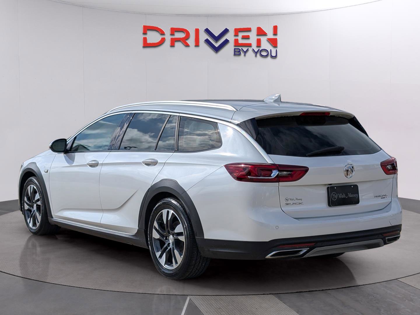 Used 2018 Buick Regal Essence w/ Driver Confidence Package #1 image 2