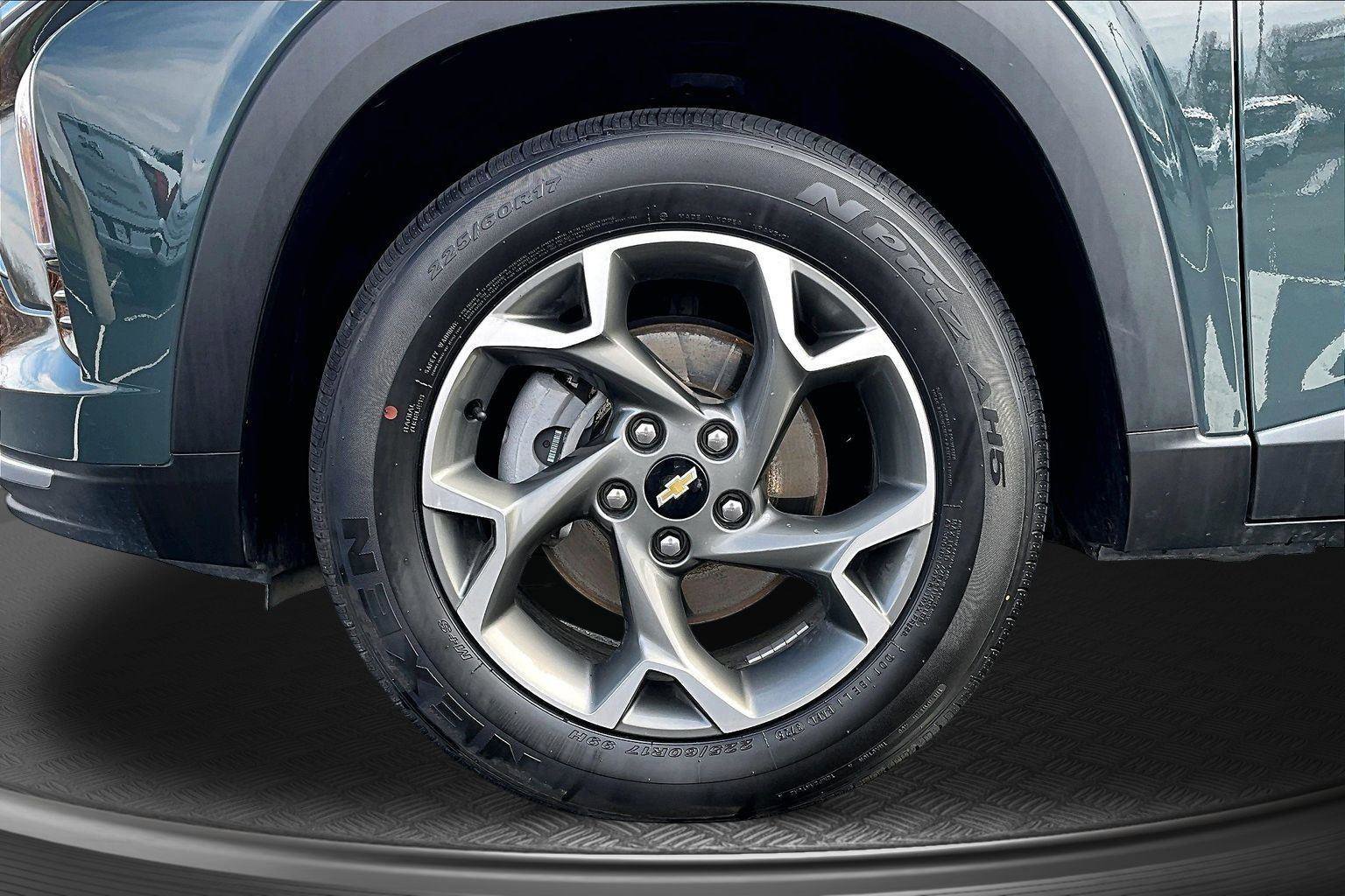 Used 2025 Chevrolet Trax LT FWD image 10