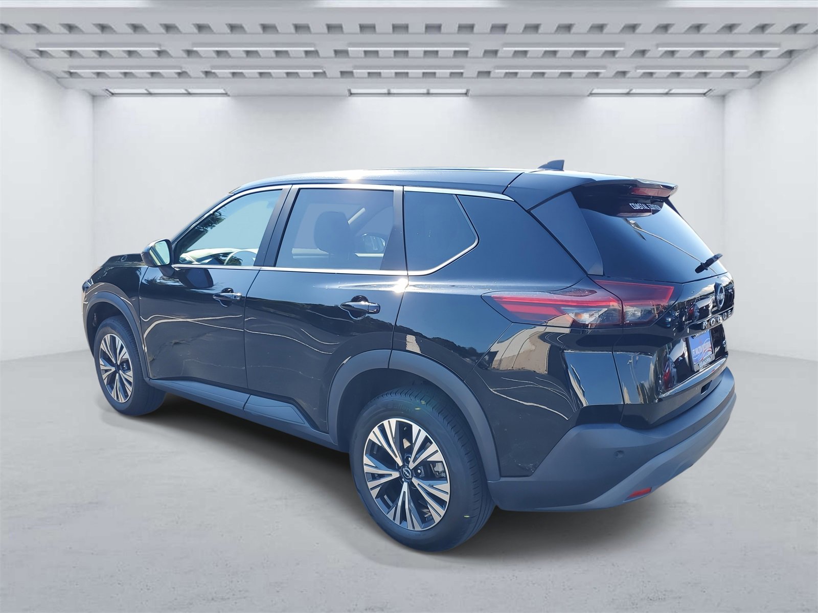 Used 2023 Nissan Rogue SV image 3