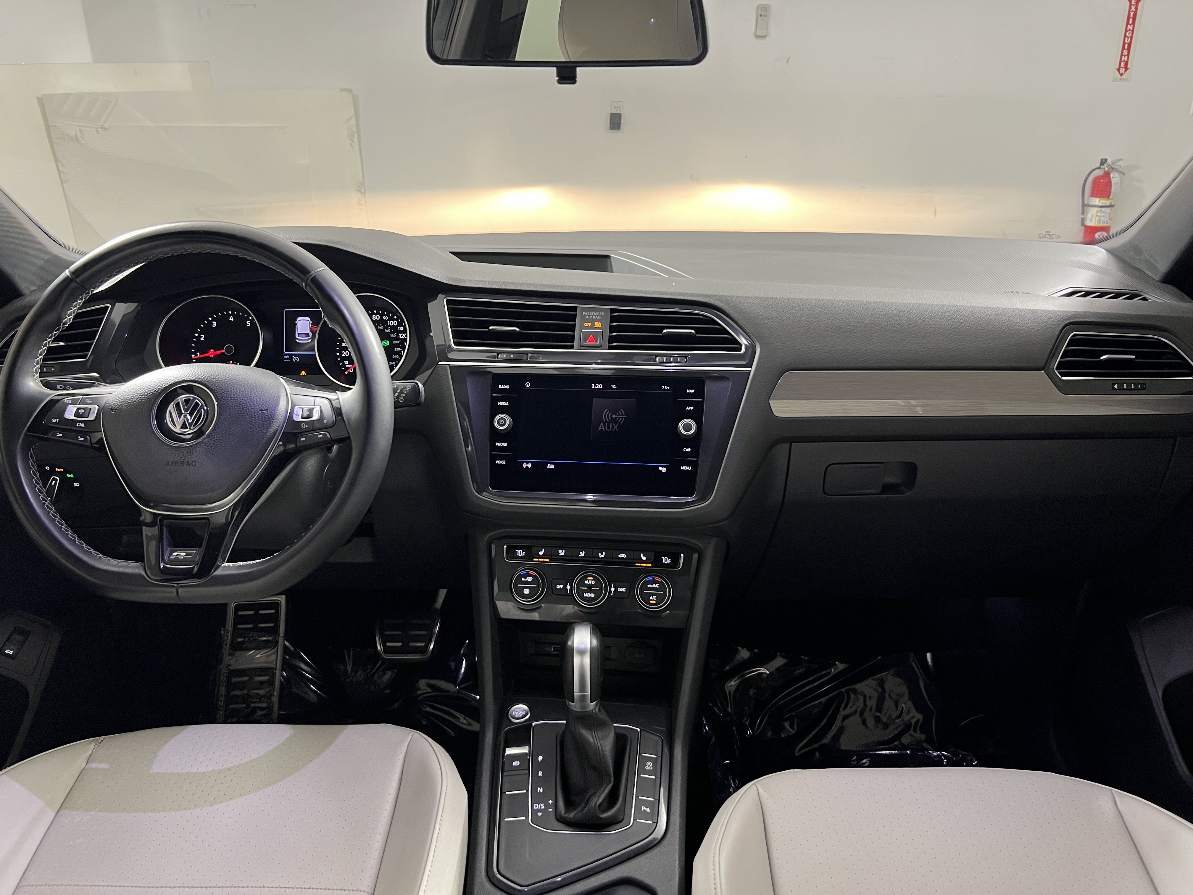 Used 2018 Volkswagen Tiguan SEL w/ R-Line Package FWD image 11