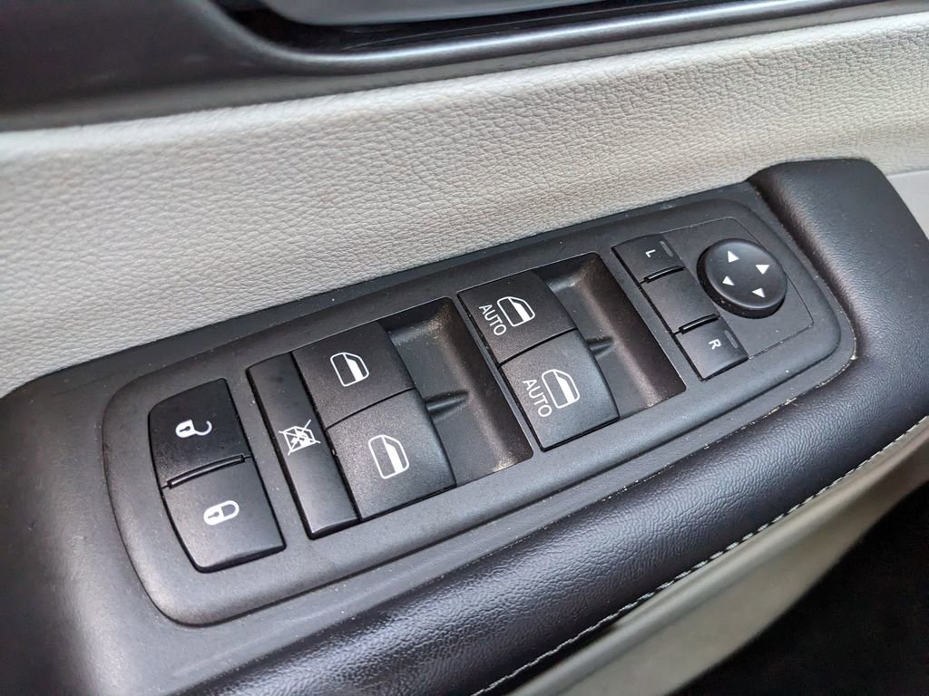 Used 2024 Chrysler Pacifica Touring-L image 16