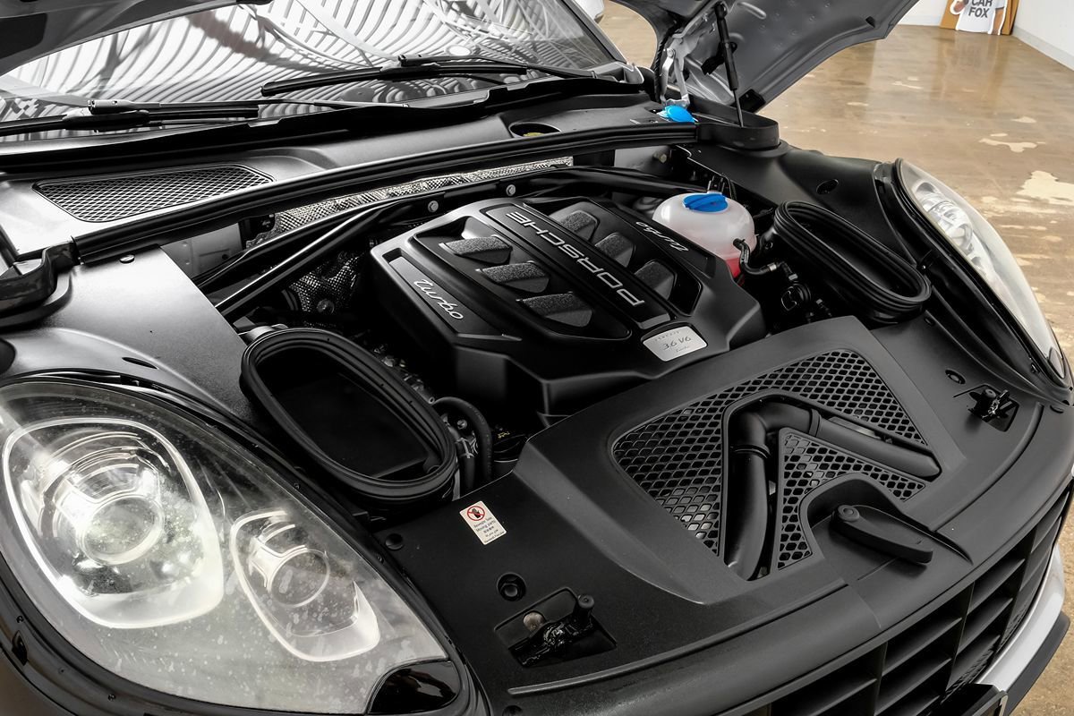 Used 2016 Porsche Macan Turbo AWD/4WD image 47