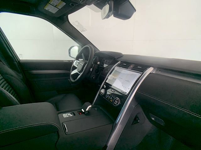 Certified 2025 Land Rover Discovery Dynamic SE image 38