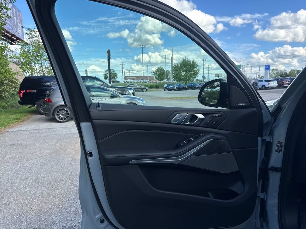 New 2026 BMW X7 xDrive40i w/ M Sport Package AWD/4WD image 10