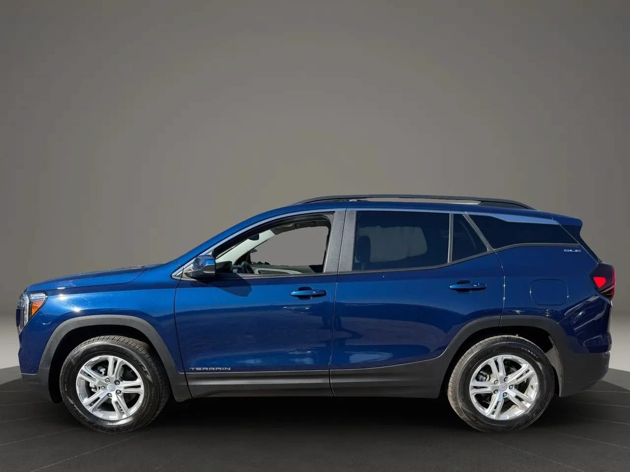 Used 2023 GMC Terrain SLE w/ Driver Convenience Package AWD/4WD image 8