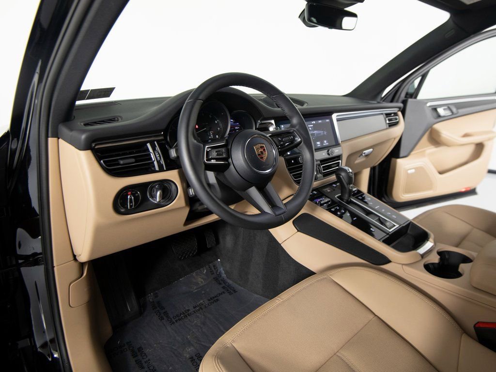 Certified 2025 Porsche Macan image 15
