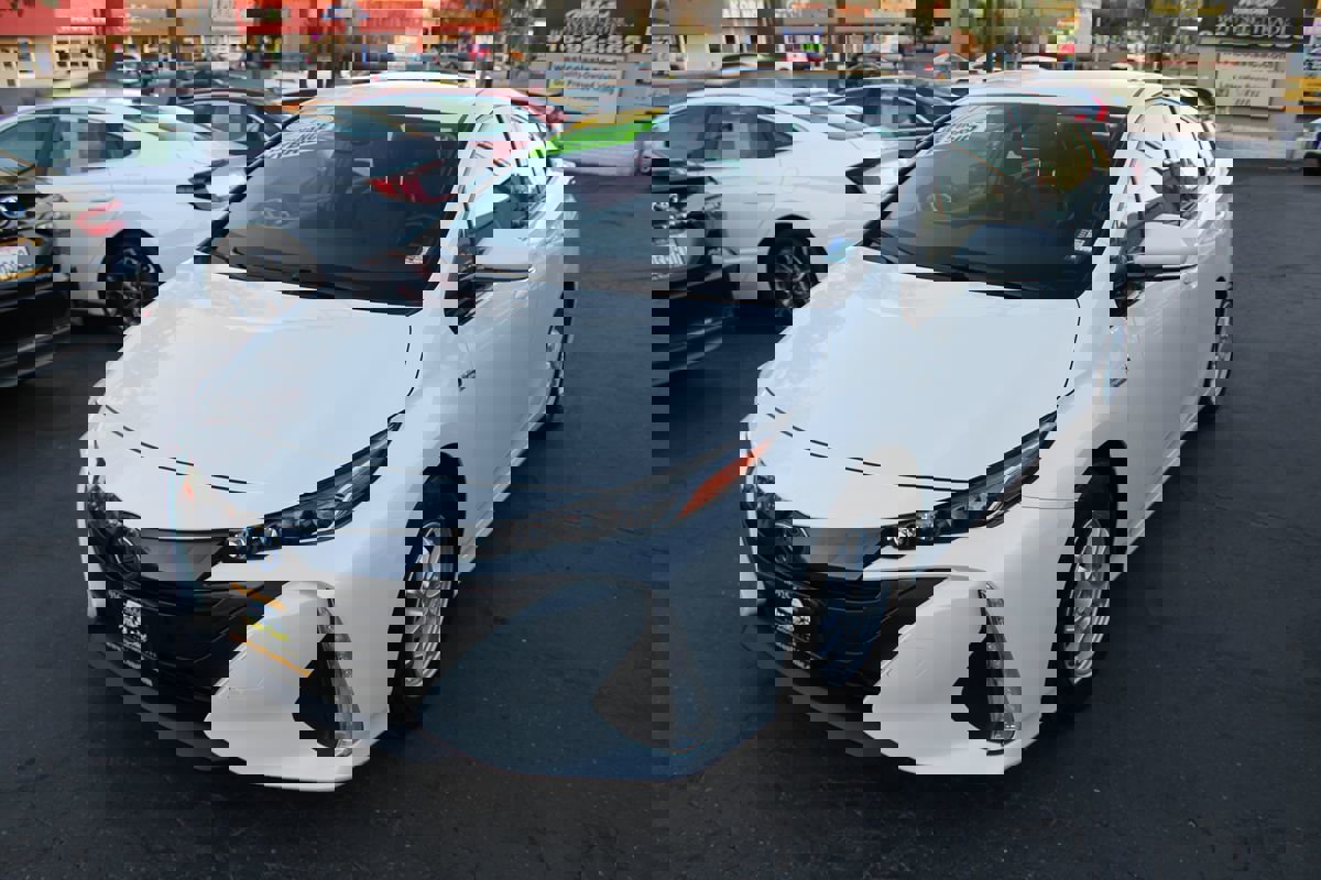 Used 2017 Toyota Prius Prime Premium image 4