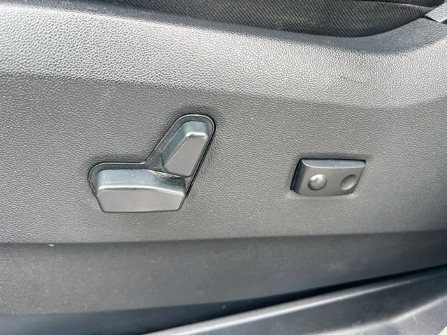 Used 2016 Chrysler Town & Country Touring FWD image 25