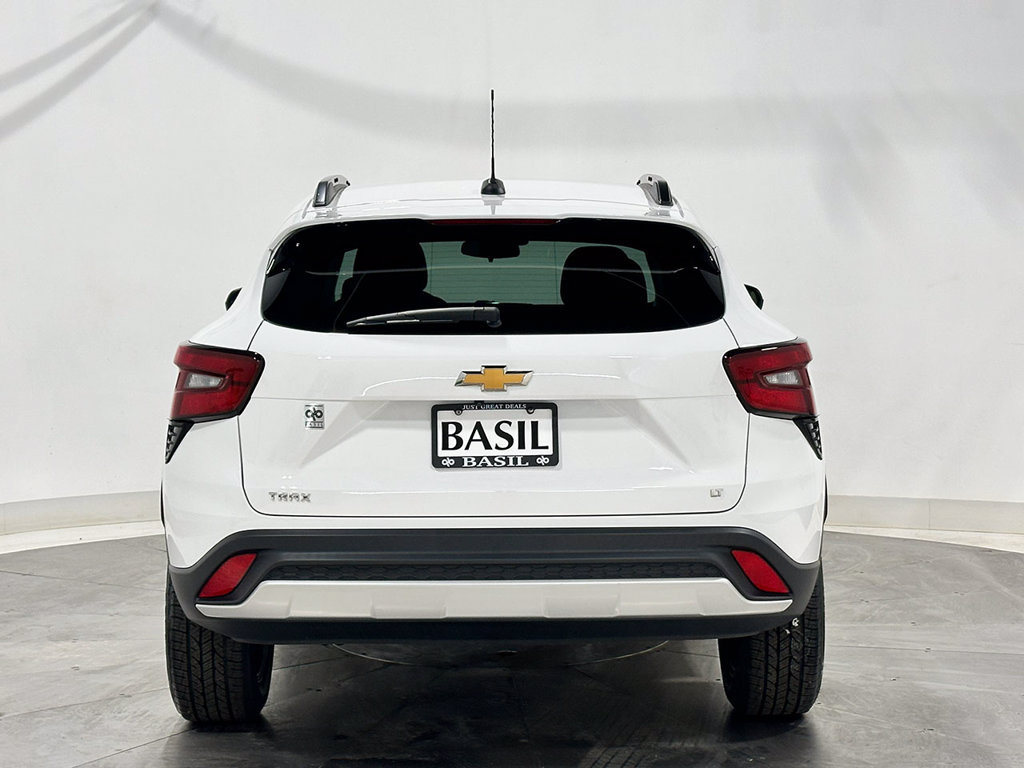 Used 2024 Chevrolet Trax LT w/ Sunroof Package FWD image 9