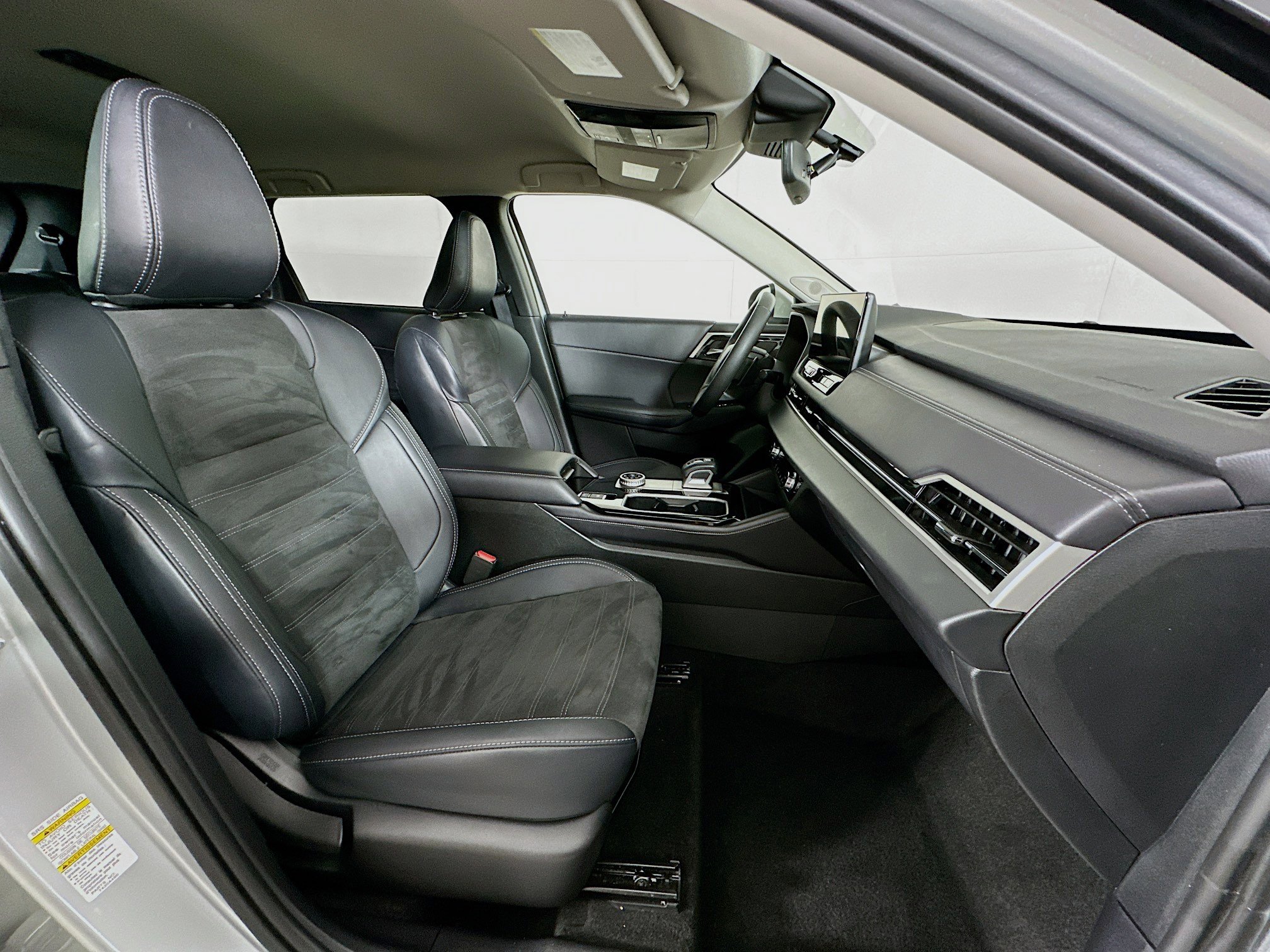 Used 2025 Mitsubishi Outlander SE image 32