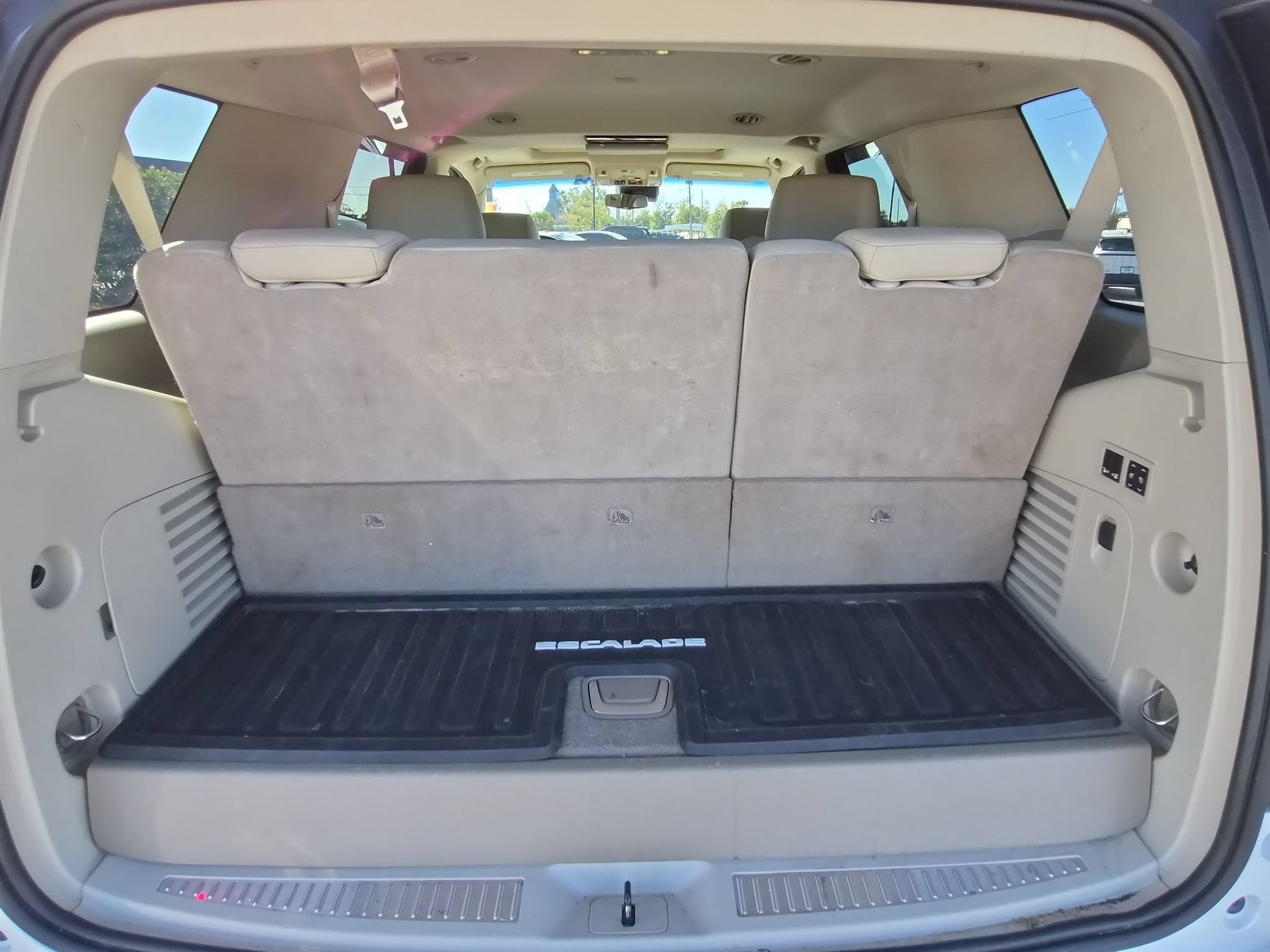 Used 2018 Cadillac Escalade Luxury RWD image 6