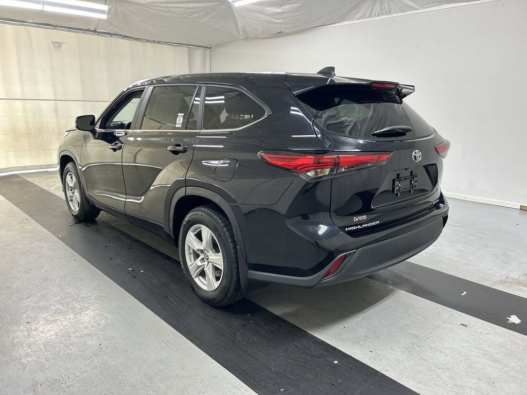 Used 2023 Toyota Highlander LE AWD/4WD image 7
