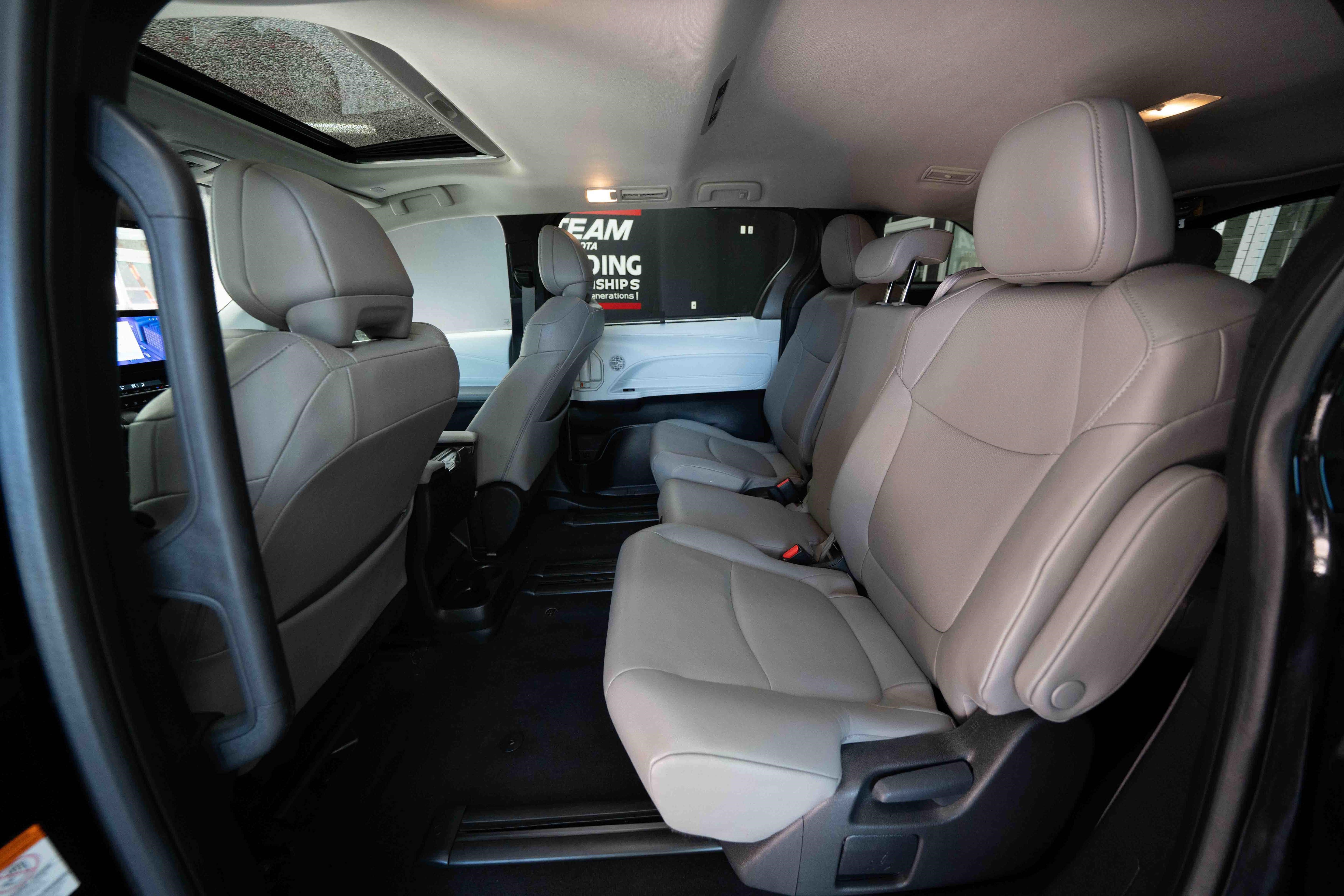 Used 2025 Toyota Sienna XLE FWD image 23