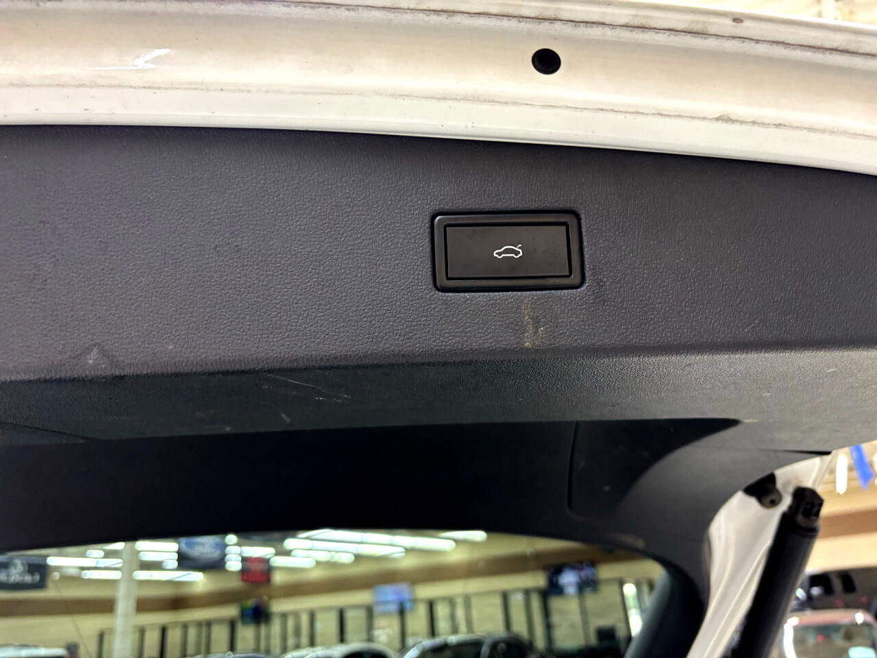 Used 2018 Volkswagen Tiguan SEL image 8