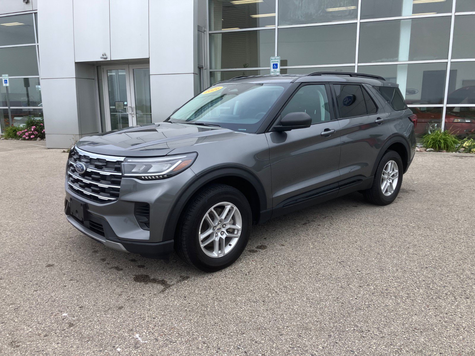 Used 2026 Ford Explorer Active AWD/4WD image 1