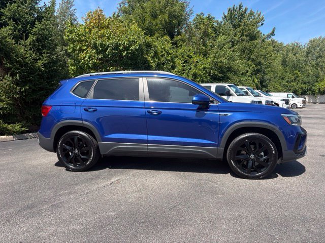 Used 2023 Volkswagen Taos SE w/ Panoramic Sunroof Package FWD image 9