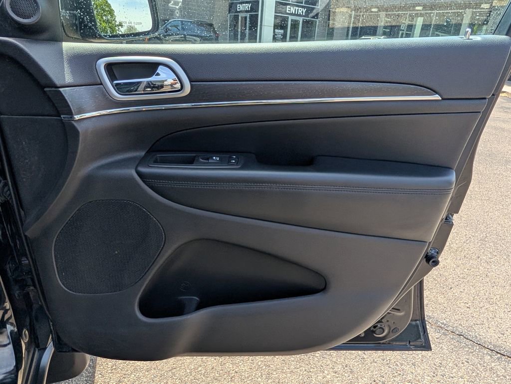 Used 2018 Jeep Grand Cherokee Limited AWD/4WD image 17