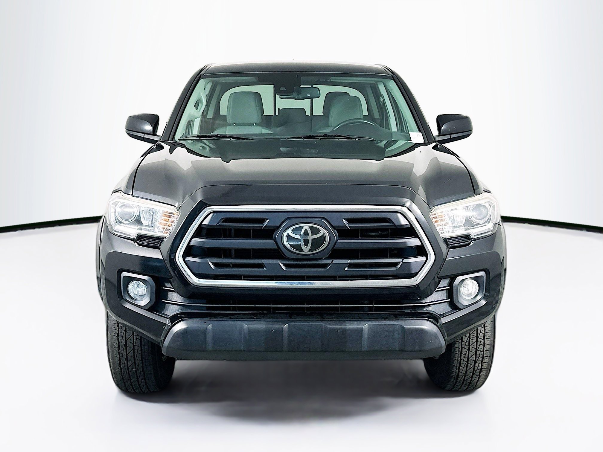 Used 2018 Toyota Tacoma SR5 RWD image 2