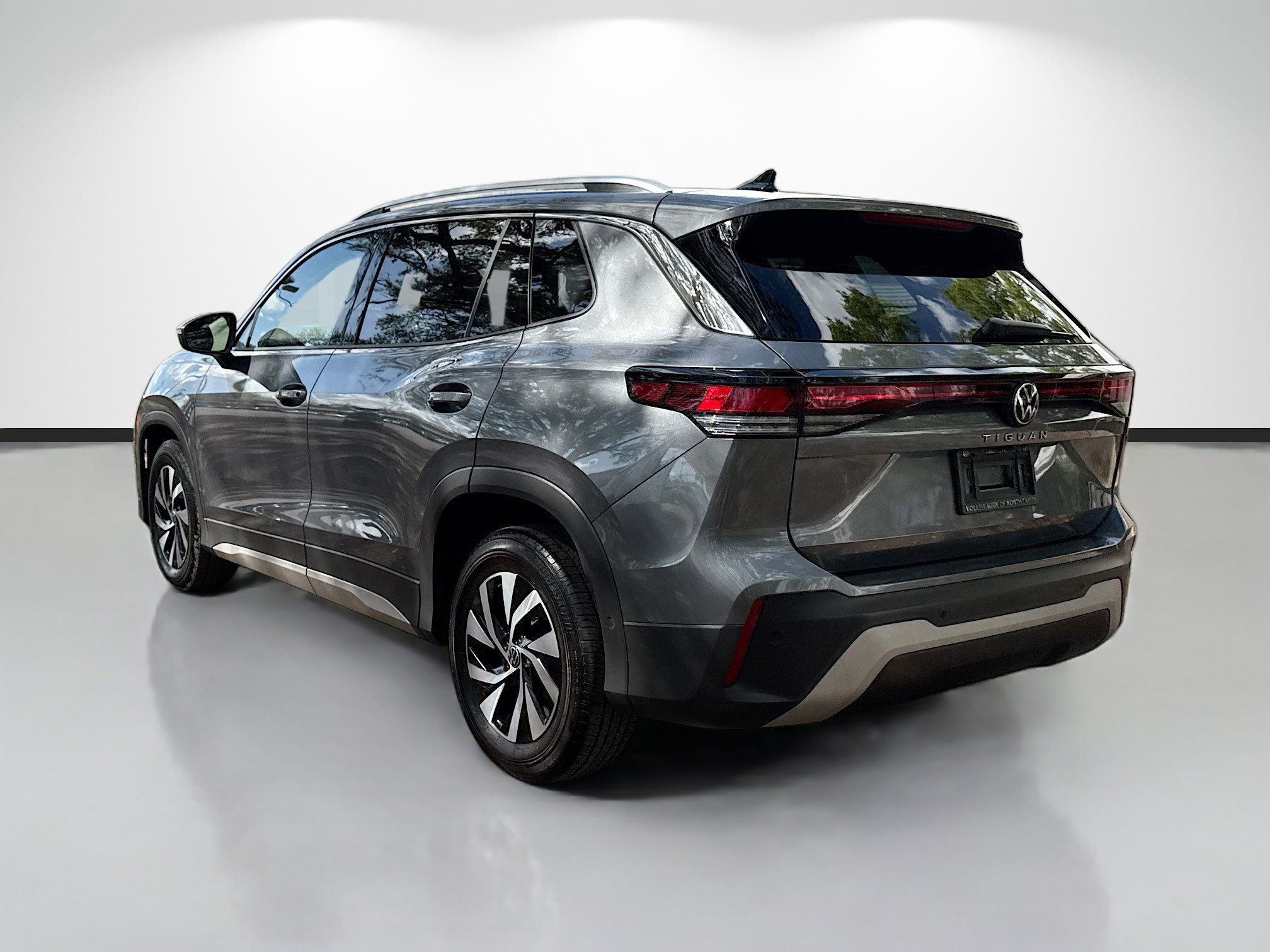 Used 2025 Volkswagen Tiguan S image 5