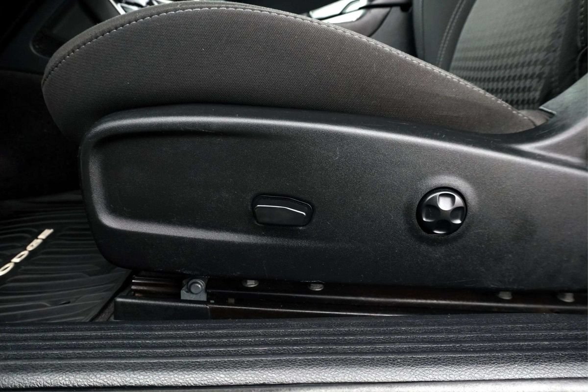 Used 2019 Dodge Challenger SXT RWD image 21