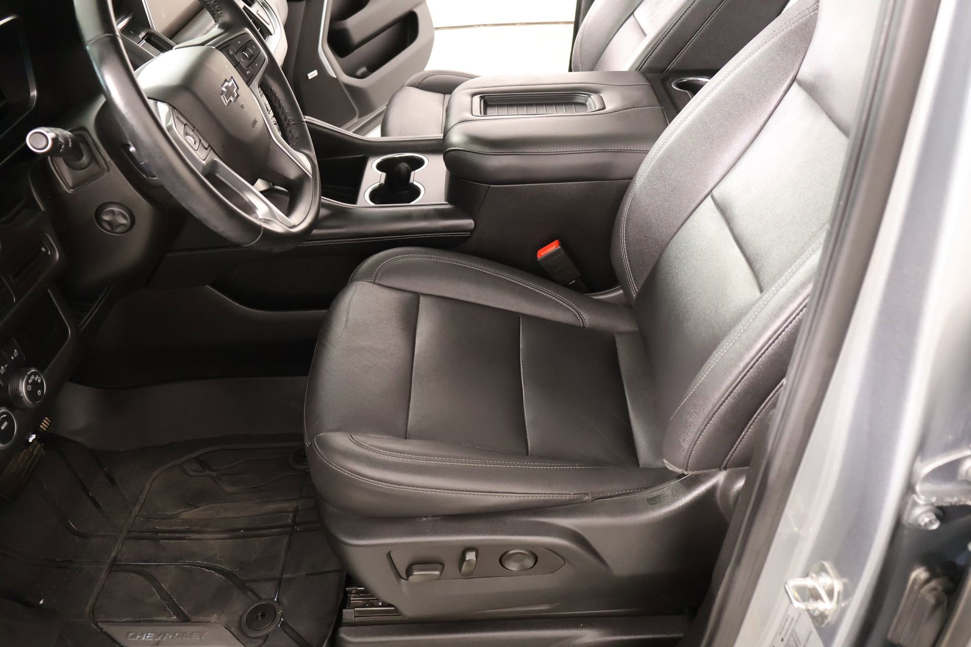 Used 2023 Chevrolet Tahoe Z71 w/ Luxury Package AWD/4WD image 11