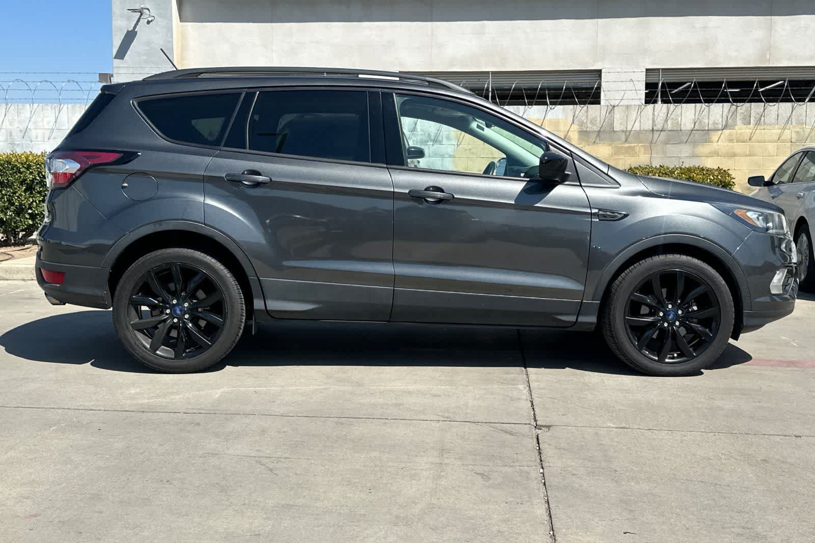 Used 2018 Ford Escape SE w/ SE Sport Appearance Package FWD image 9