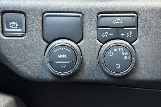 Used 2025 Chevrolet Silverado 1500 LT RWD image 42