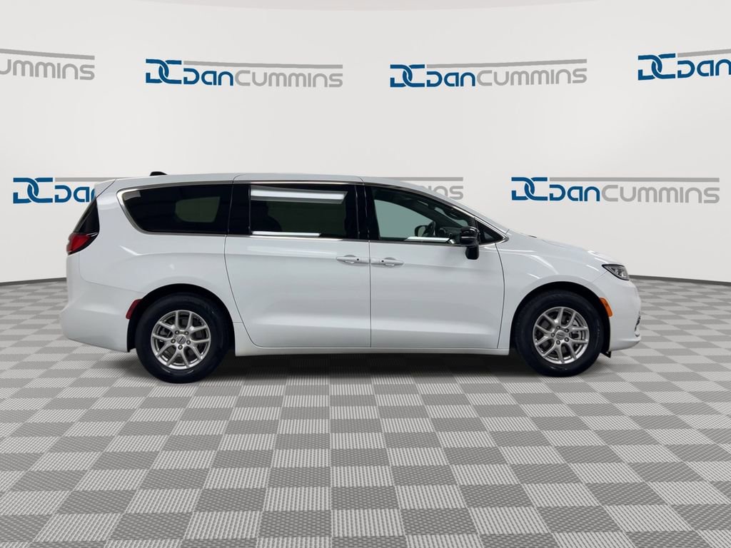 Used 2025 Chrysler Pacifica Select image 9
