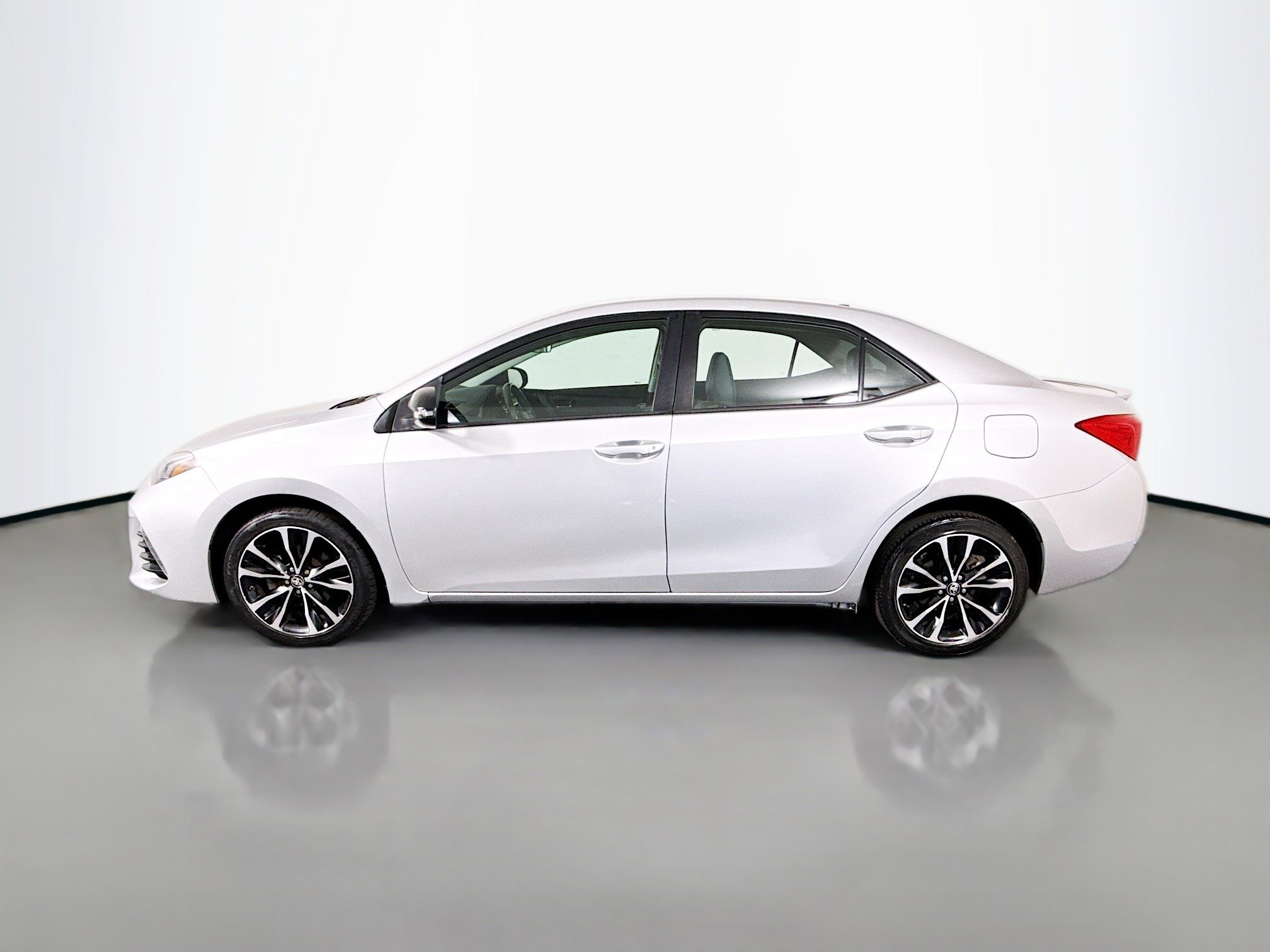 Used 2018 Toyota Corolla SE w/ SE Premium Package FWD image 6