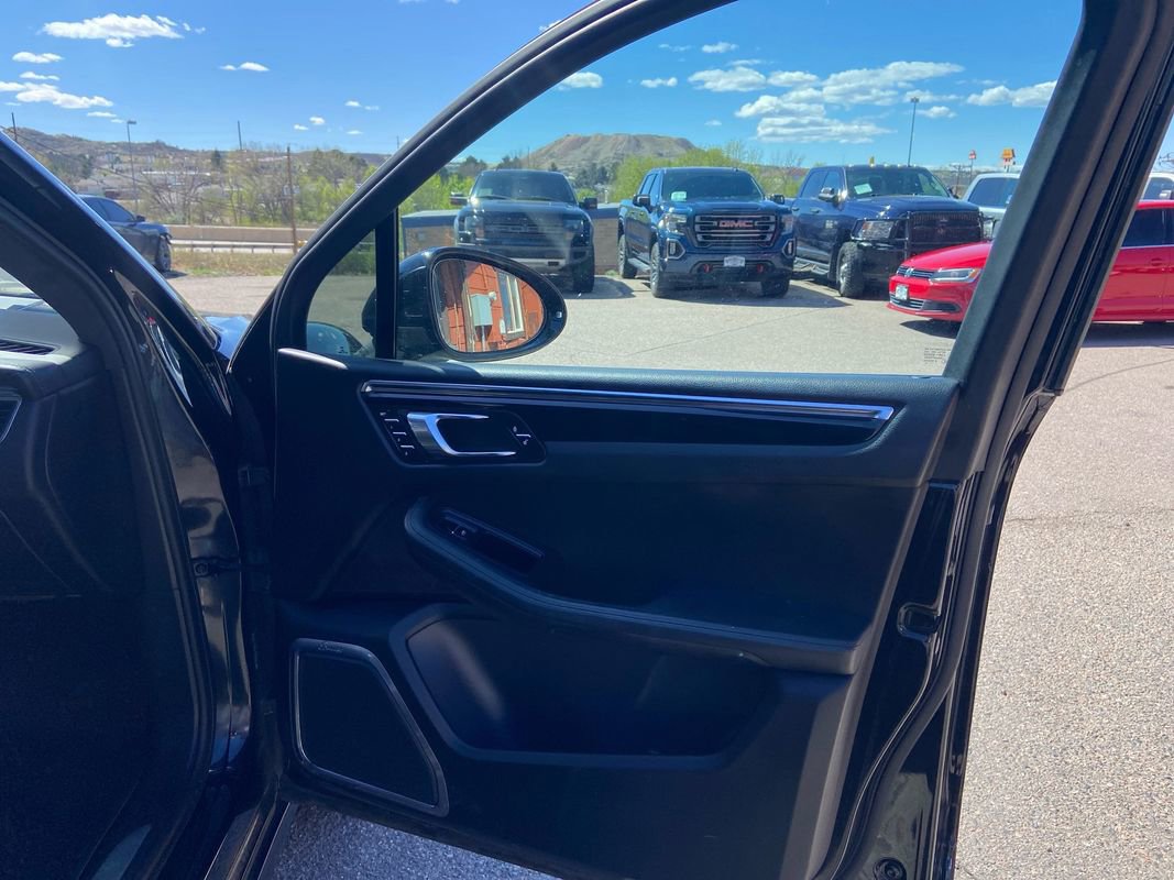 Used 2015 Porsche Macan Turbo image 28