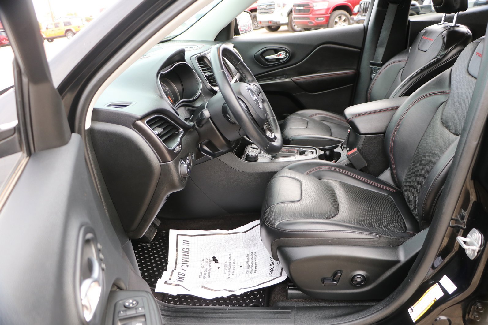 Used 2019 Jeep Cherokee Trailhawk AWD/4WD image 12