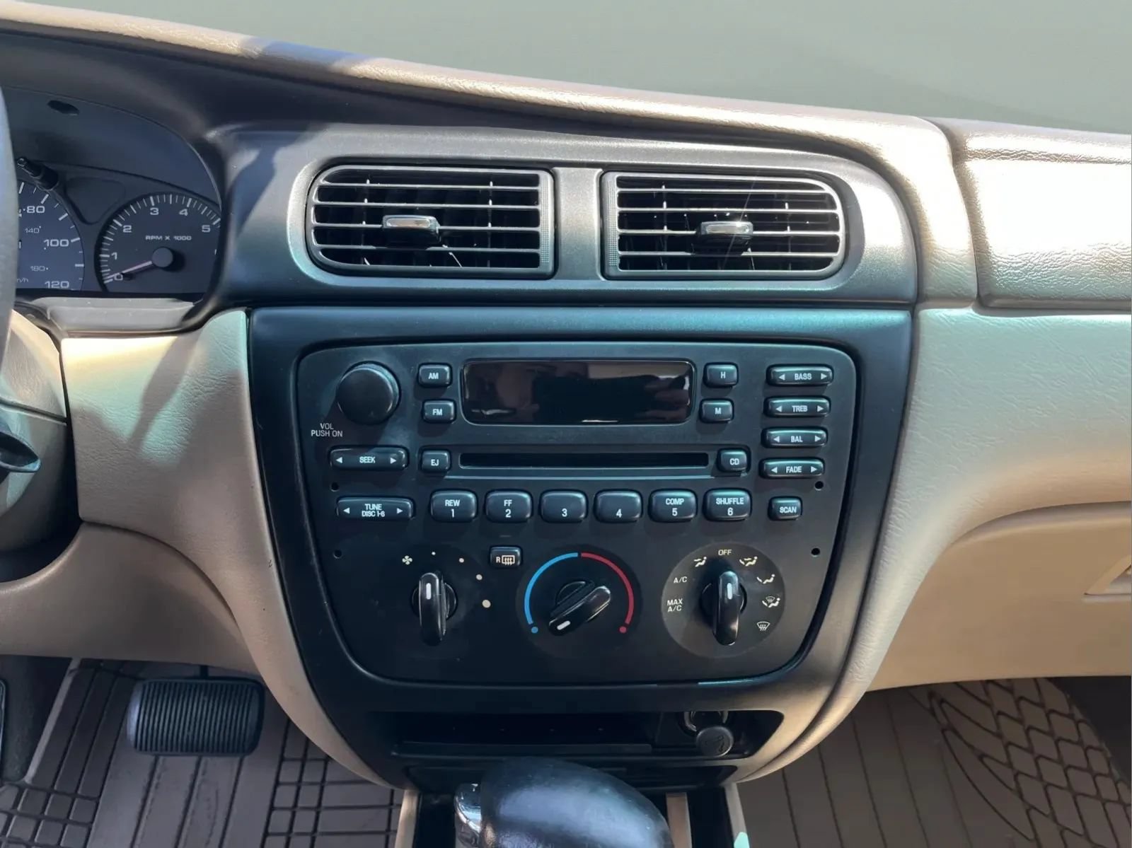Used 2002 Ford Taurus SE FWD image 8