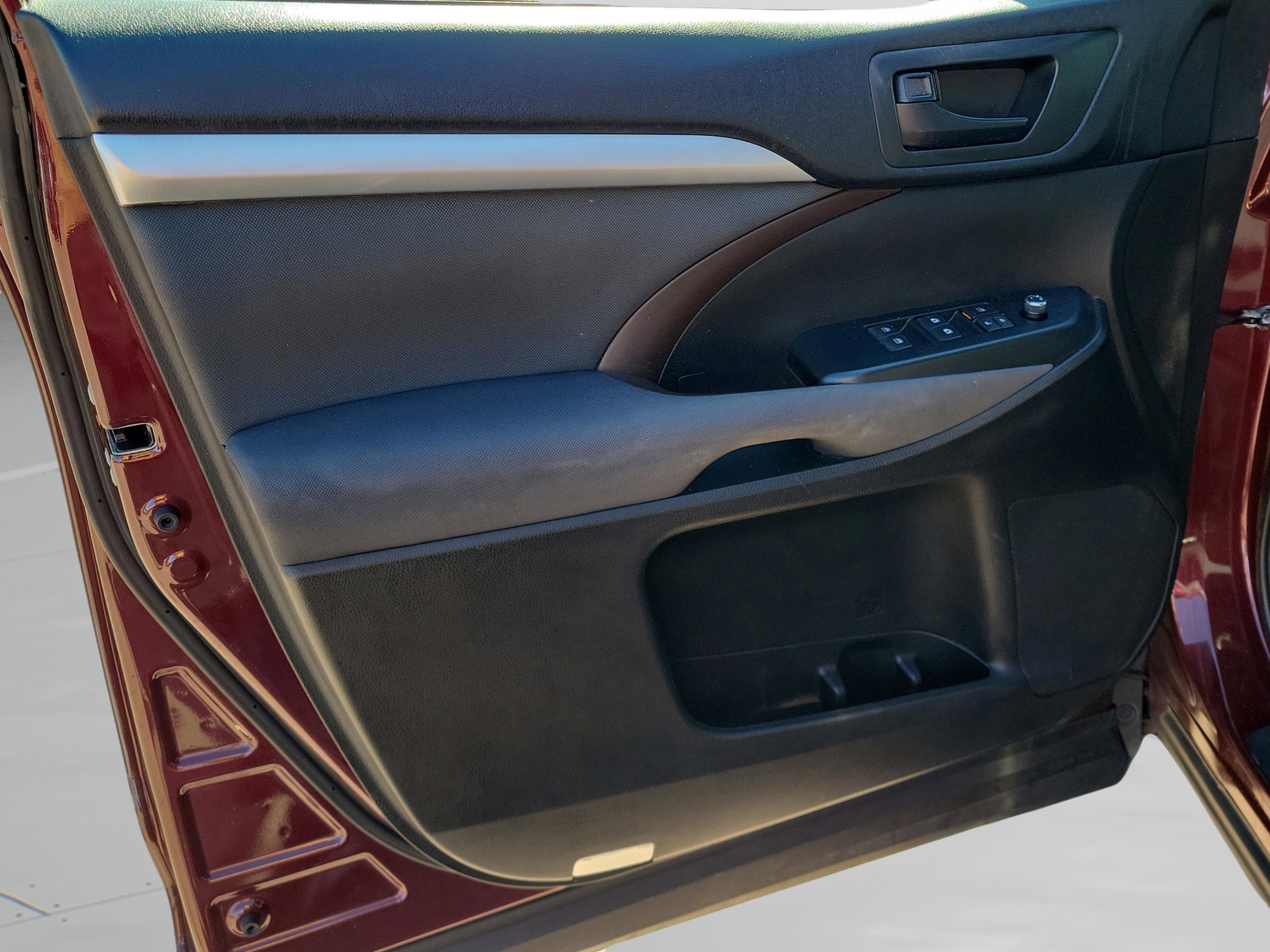 Used 2019 Toyota Highlander LE image 30