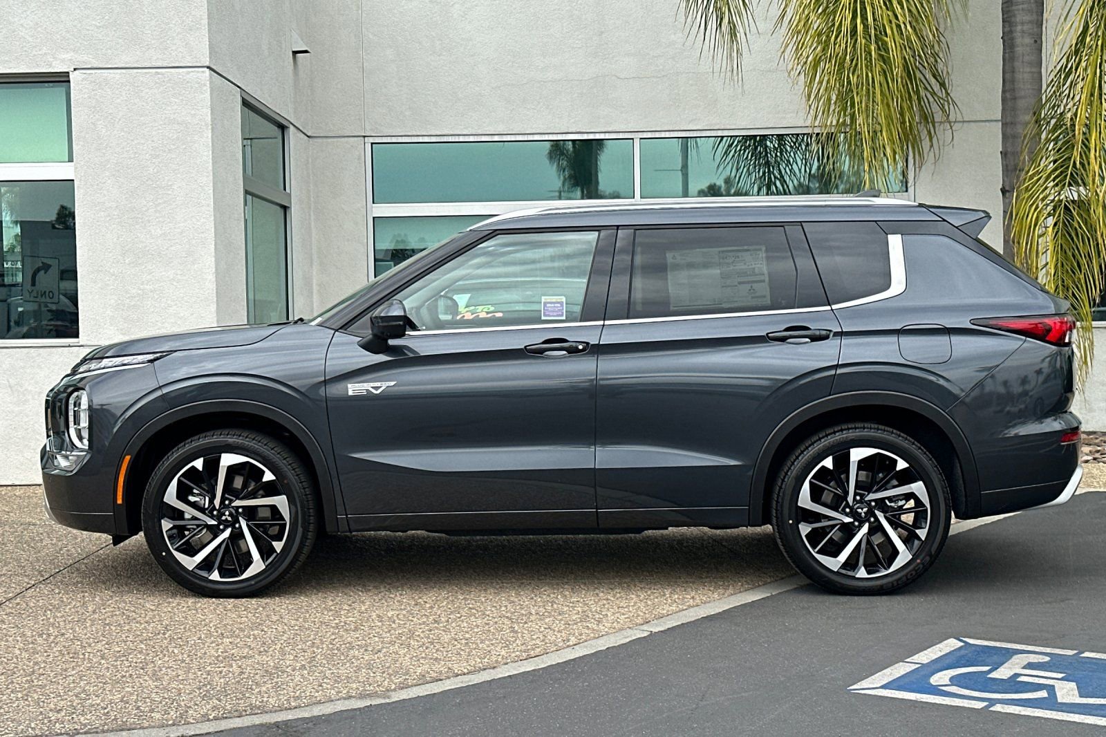 New 2025 Mitsubishi Outlander SEL image 7