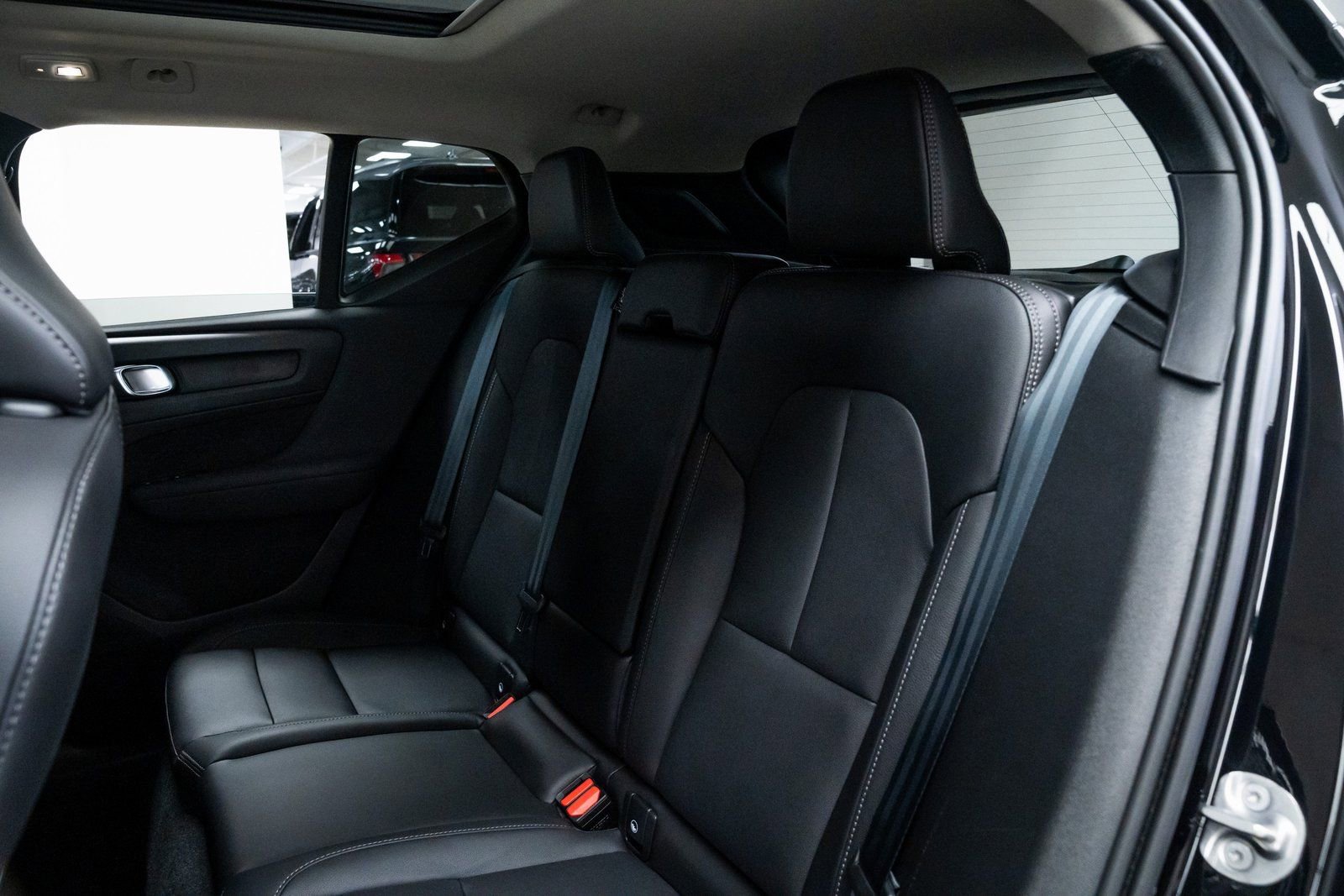 Used 2025 Volvo XC40 B5 Plus image 19