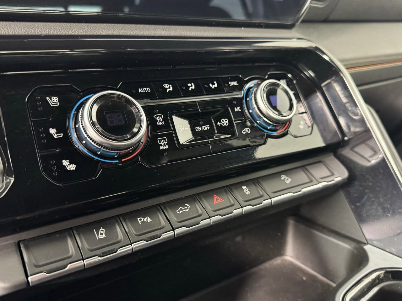 Used 2024 GMC Sierra 2500 AT4 w/ Technology Package image 20