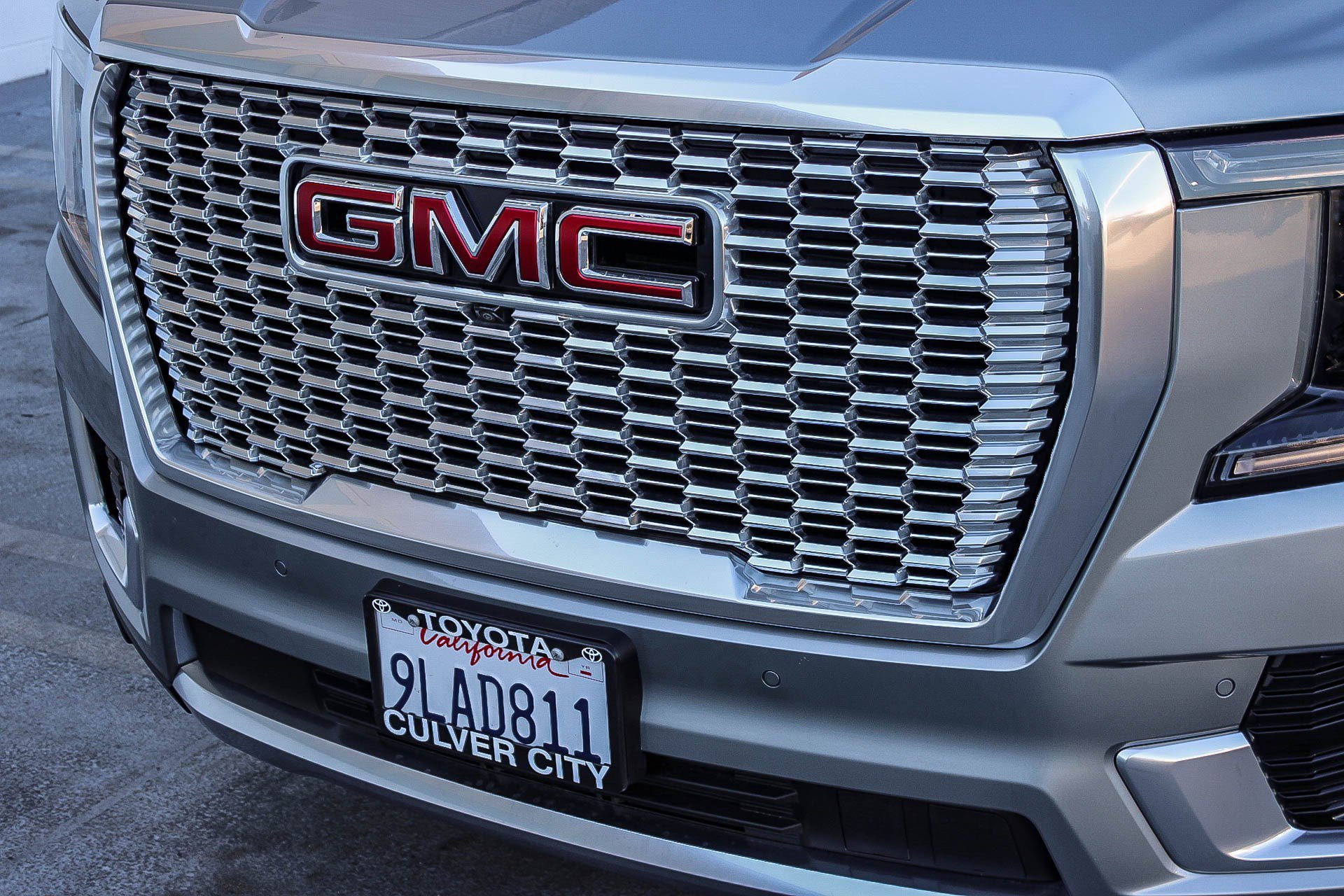 Used 2024 GMC Yukon Denali w/ Advanced Technology Package AWD/4WD image 6