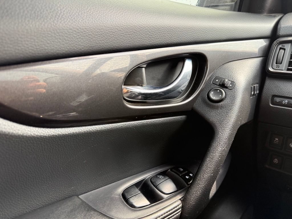 Used 2019 Nissan Rogue SV w/ Premium Package FWD image 10