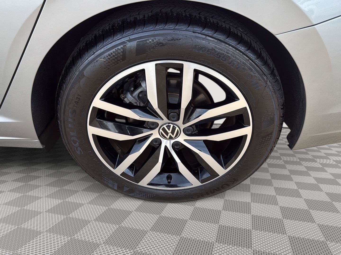 Certified 2025 Volkswagen Jetta SE image 9