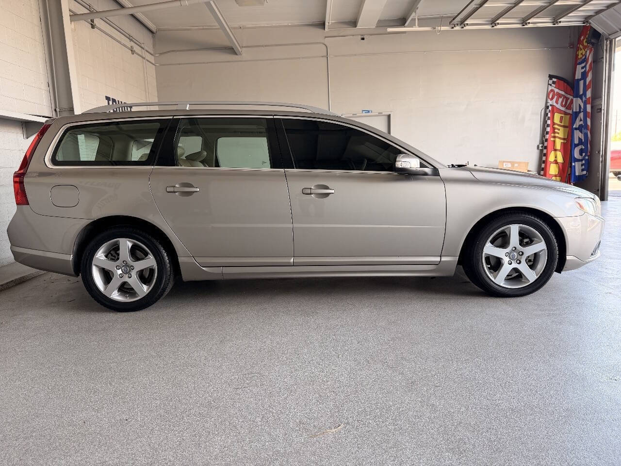 Used 2010 Volvo V70 FWD image 9