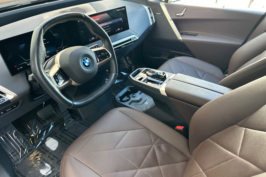 Used 2023 BMW iX xDrive50 w/ Sport Package AWD/4WD image 9