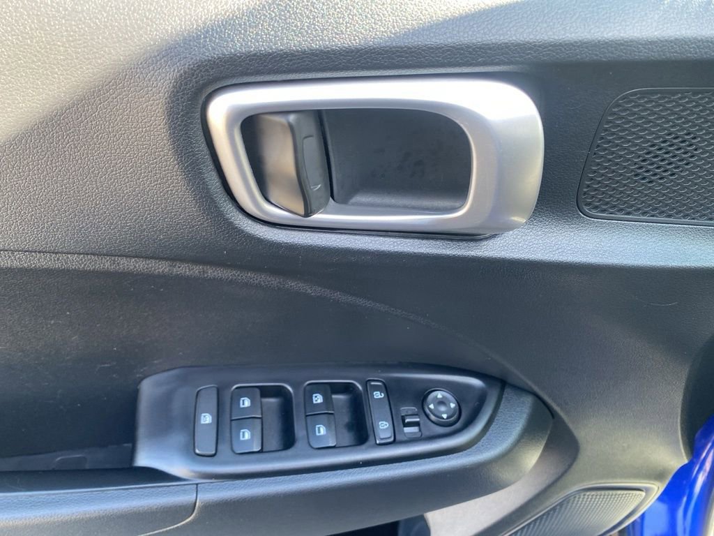 Used 2024 Hyundai Venue SEL image 11