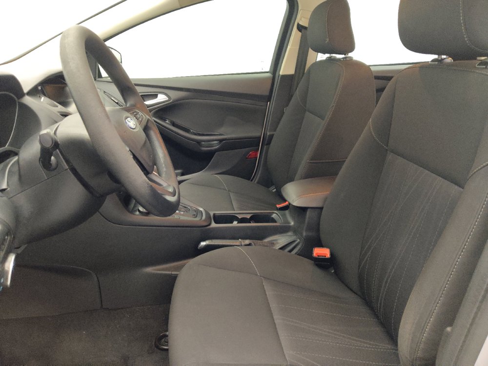 Used 2018 Ford Focus SE w/ SE Appearance Package FWD image 17