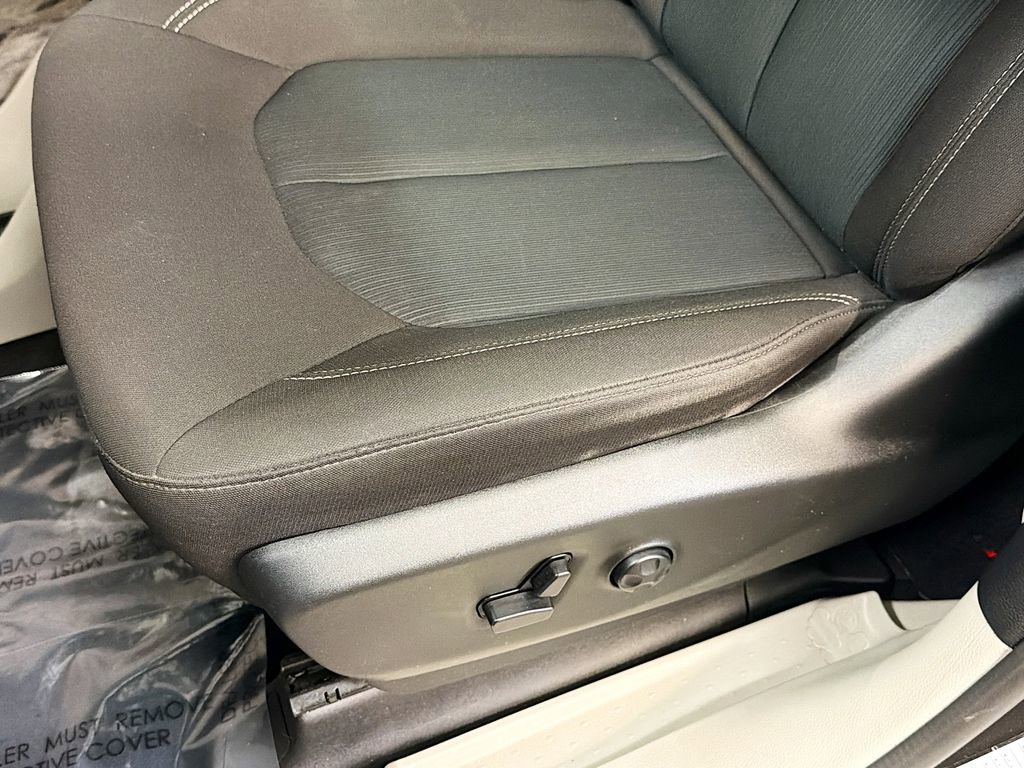 Used 2023 Chrysler Voyager LX image 17