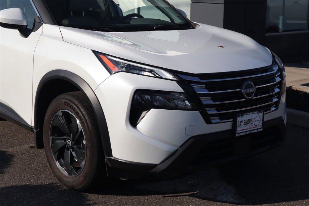 Used 2024 Nissan Rogue SV w/ SV Premium Package image 3