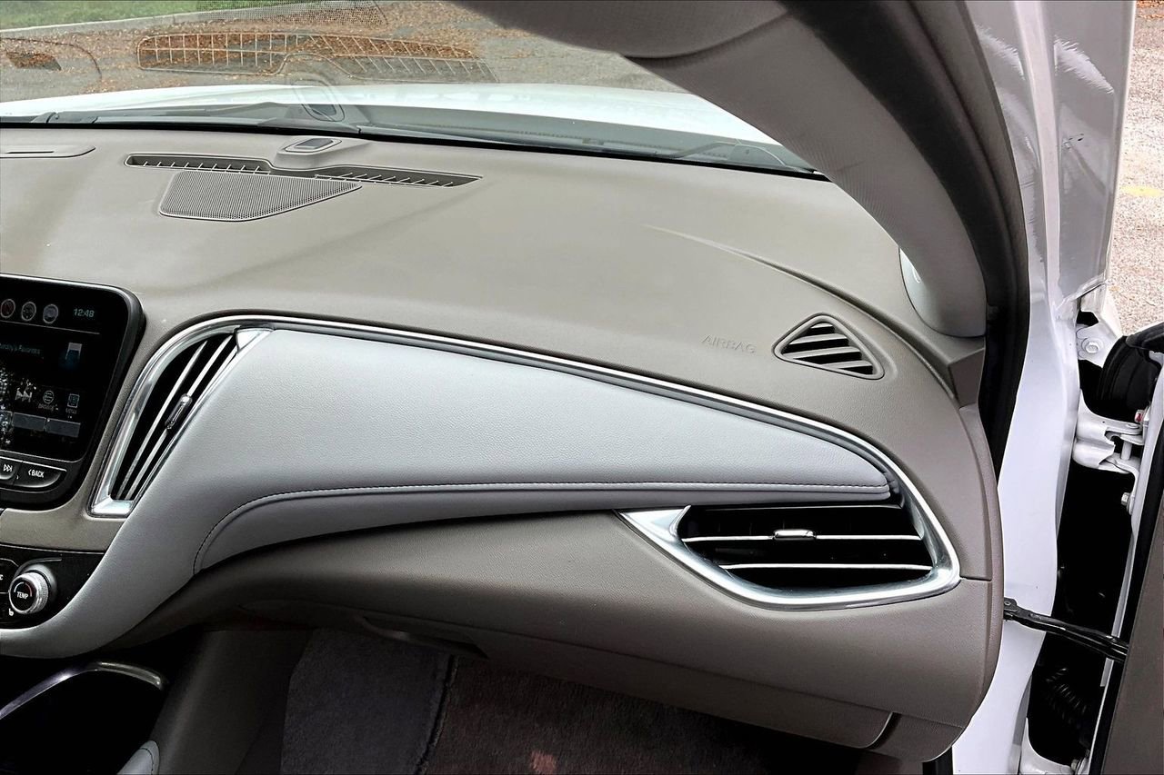 Used 2018 Chevrolet Malibu LT w/ Leather Package FWD image 22